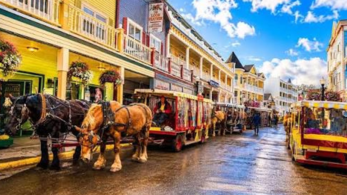 Which Michigan destination became famous for its Victorian-era hotels, horse-drawn carriages, and a ban on ordinary automobiles? - Question Image
